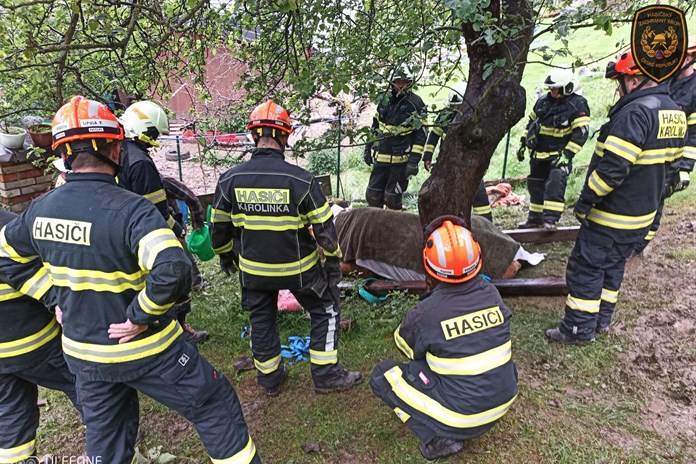 Kráva se ocitla v nesnázích, z bláta jí museli pomáhat hasiči