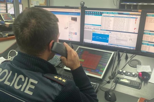 Kolabující šofér proletěl skrz rondel, po nehodě ho museli oživovat