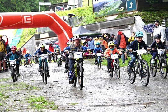 Malí cyklisté si užili Den dětí závoděním na Dlouhých stráních