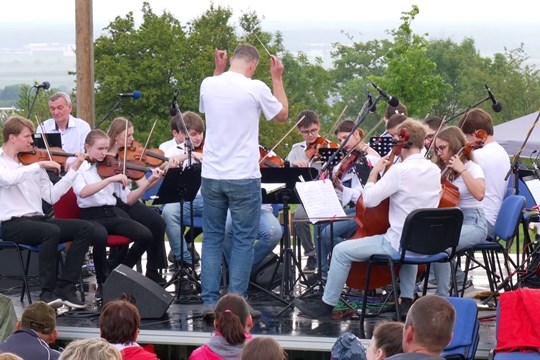 Slovácký orchestr mladých zahájí letní koncertní sezónu pod hvězdami
