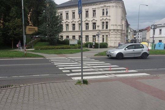 Školačka v Šumperku vběhla pod auto