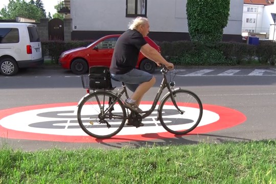 Mírové náměstí je další zónou, kde platí pro řidiče třicítka