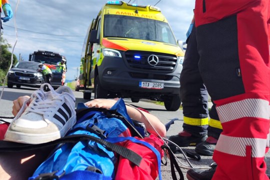 Mladík vběhl zpoza autobusu před motocykl, zraněný je on i motorkář