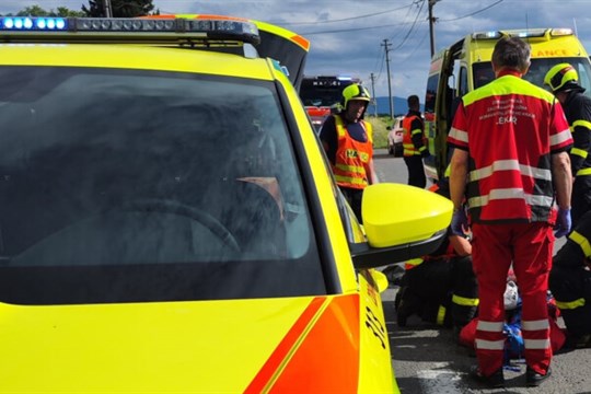 Po srážce motorky a kola zůstali na zemi ležet tři zranění, dva z nich v ohrožení života