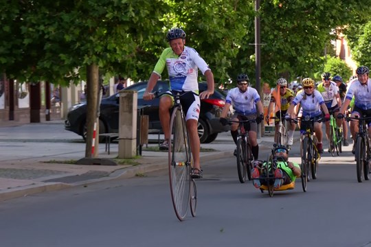 Peloton cyklistů projektu Na kole dětem opět zavítal i do Hodonína