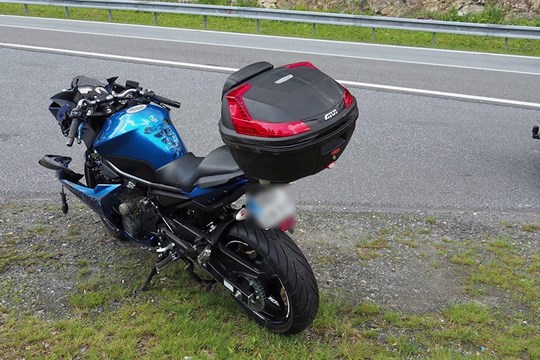 Motorkář na Červenohorském sedle narazil do svodidel, odvezla ho záchranka