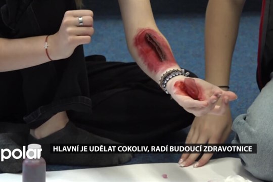 Hlavní je udělat cokoliv a situaci neignorovat, radí novojičínským školákům budoucí zdravotnice