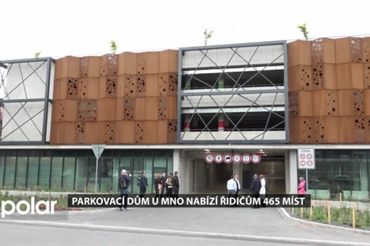 Nový parkovací dům u nemocnice je dokončen. Řidičům nabídne 465 parkovacích míst