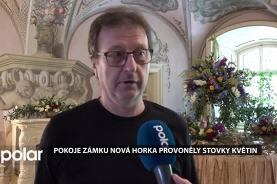 Pokoje zámku Nová Horka provoněly stovky květin, dominují omamné lilie
