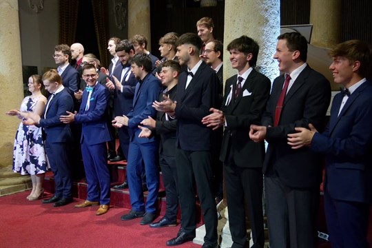 Absolventi SŠ-COPT převzali maturitní vysvědčení pod dohledem Učitele národů