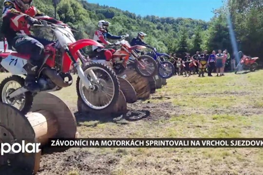 Závodníci na motorkách sprintovali přes překážky na vrchol sjezdovky