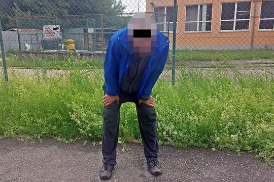 Muž ze Zlína ukradl krabičku sardinek za 53 korun. Při útěku neváhal přebrodit řeku