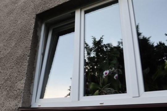 Za oknem leželo v obálce viditelně přes 120 tisíc. Lupič měl snadnou práci