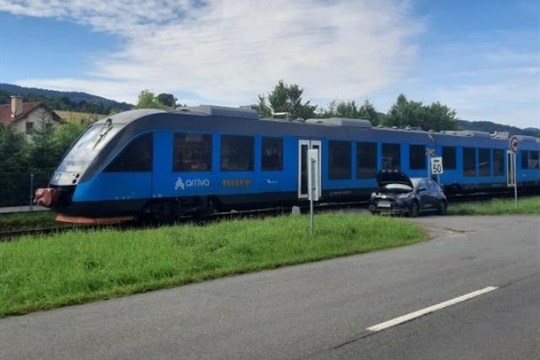 Řidička osobáku vjela na železniční přejezd ve chvíli, kdy tudy projížděl vlak