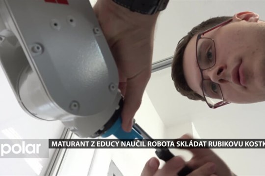 Maturant z novojičínské Educy naučil robota skládat Rubikovu kostku