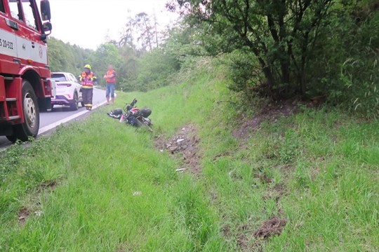 Motorkář na Šumpersku předjížděl auto, skončil v nemocnici