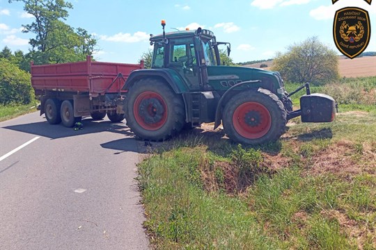 Tragická nehoda u Bílovic: motorka se srazila s traktorem, jedna osoba zemřela