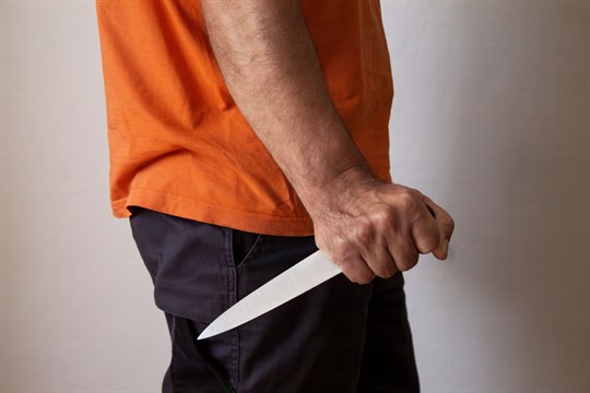 Opilá žena v Otrokovicích ubodala nožem svého přítele. Hrozí jí 18 let za mřížemi