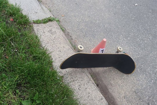 Neukázněný skateboardista se srazil s autem