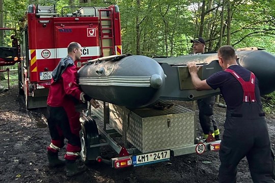 Hasiči zachraňovali vodáky z rozbouřené řeky
