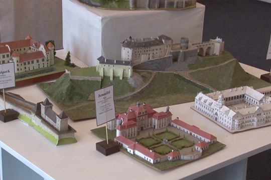 Na hradě Šternberk jsou k vidění modely hradů a zámků