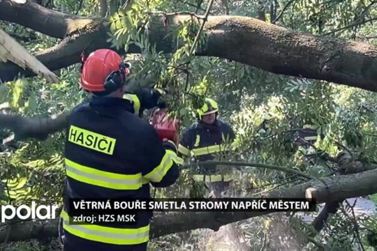 Větrná bouře smetla stromy napříč Studénkou, na náměstí, u zámku i mezi bytovými domy