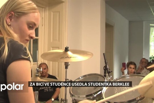 Za bicí ve Studénce usedla studentka slavné Berklee