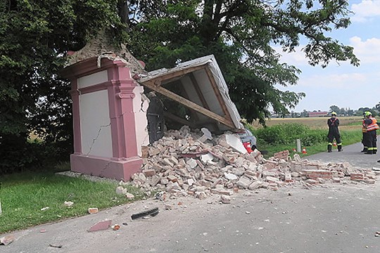 Řidič u Kojetína boural do kapličky, ta se zřítila