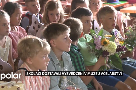 Školáci z Chlebovic u Frýdku-Místku dostávali vysvědčení ve včelařském muzeu