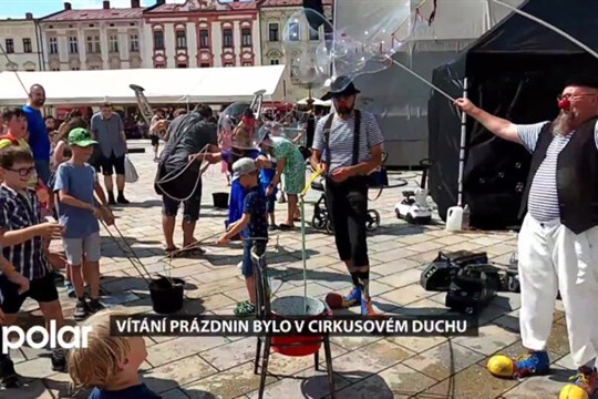 Vítání prázdnin bylo v cirkusovém duchu, děti si užívaly náměstí plné klaunů, akrobatů a bublin