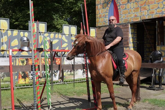 Hrad Bouzov ovládli rytíři na koních
