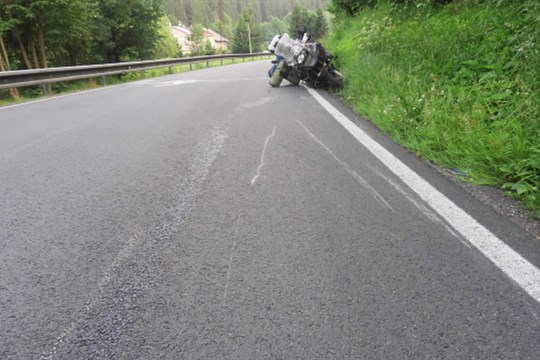 Motorkáři se srazili u Hanušovic, jeden z nich skončil v nemocnici