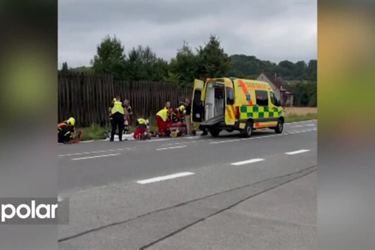 Dva lidé se zranili po střetu auta a motorky ve Fryčovicích