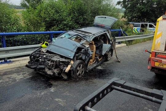 Mladý řidič Octavie přejel u Starého Jičína do protisměru a srazil se s domíchávačem