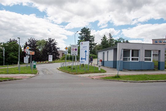 Během léta se rozšíří vjezd z Hněvotínské ulice do FNOL