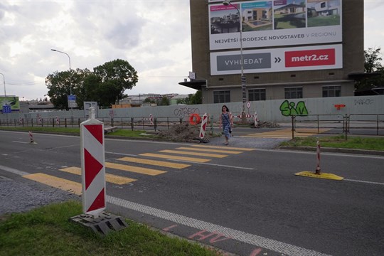 Dočasný přechod přes Velkomoravskou je nebezpečný. Od pondělí se tu proto zúží silnice