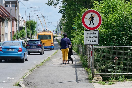 Přes most u Kudlovské přehrady projedete až do konce prázdnin pouze jednosměrně 