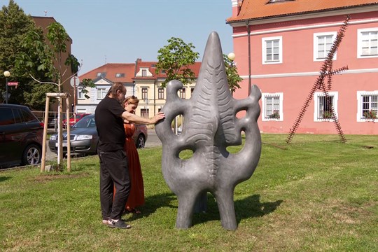 Před Galerií Slováckého muzea jsou nové Sochy pro město