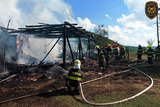 V Sidonii hořela stodola. Po příjezdu hasičů z ní zbylo už jen torzo