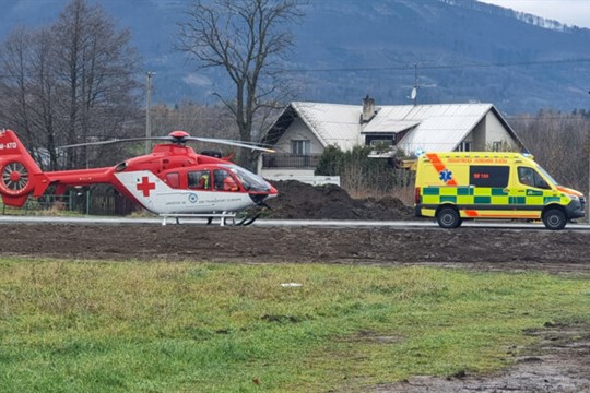 Pro zraněné při nehodě auta s motorkou v Těrlicku spěchaly sanitky i vrtulník