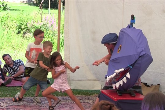 Divadelní den v zámeckém parku pobavil hlavně děti
