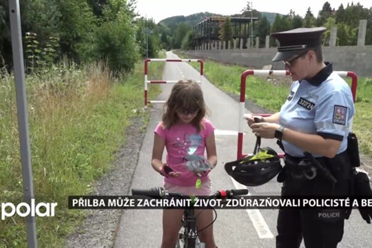 Přilba může zachránit život, zdůrazňovali na cyklostezce Koleje policisté a BESIP