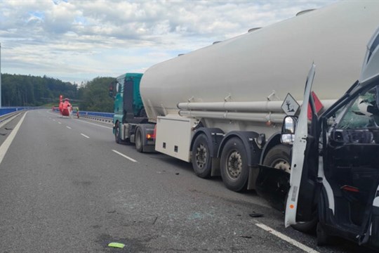Cisterna zastavila na mostě, řidič dodávky nesledoval provoz a zezadu do ní narazil
