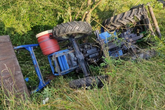 Senior nezvládl řízení malého traktoru, sjel do potoka, kde ho stroj přimáčkl