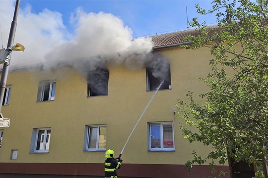 Dům v Příkazech zachvátil požár.  Jeden člověk skončil v nemocnici
