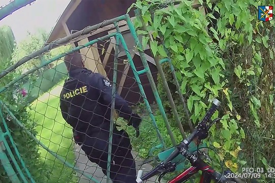 Přistižen při vykrádání chatky. Skončil v poutech