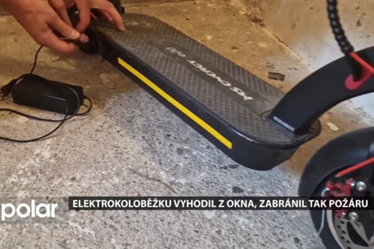 Elektrokoloběžku vyhodil z okna, zabránil tak požáru v domě