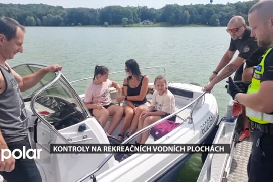 Policisté vyrazili na vodní plochy kontrolovat plavce, plavidla i rybáře