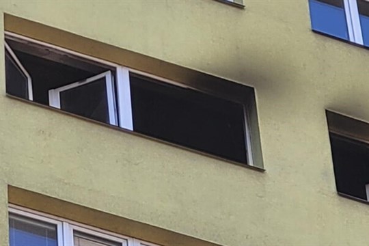 Při požáru bytu v Krnově našli mrtvou ženu, 30 lidí se muselo evakuovat