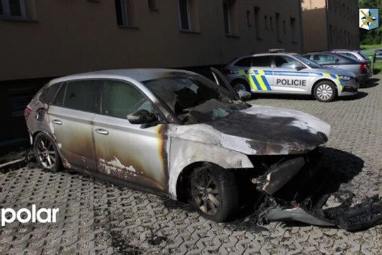 Polil auto nedopitou slivovicí a zapálil, mstil se bývalému šéfovi